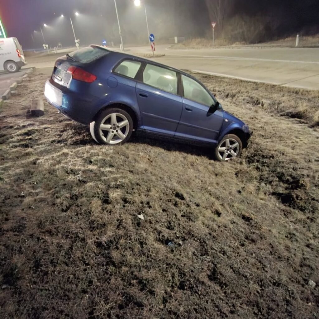 Blaues Fahrzeug in Graben bei BP Foto 2