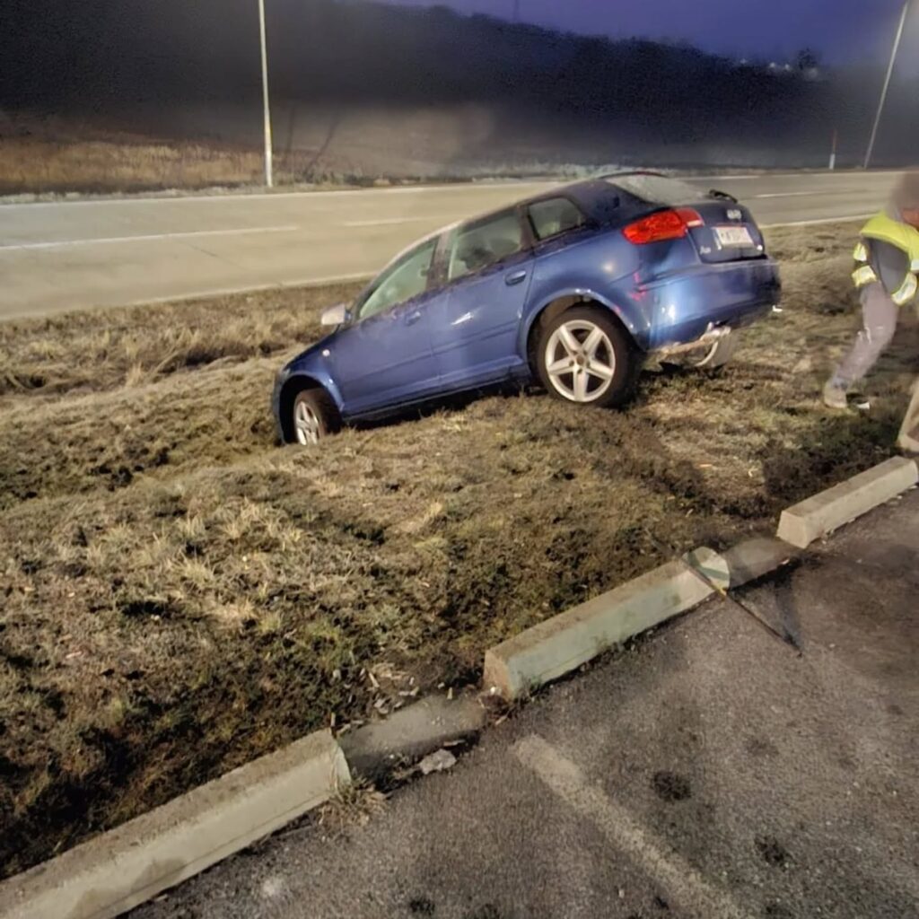 Blaues Fahrzeug in Graben bei BP Foto 1