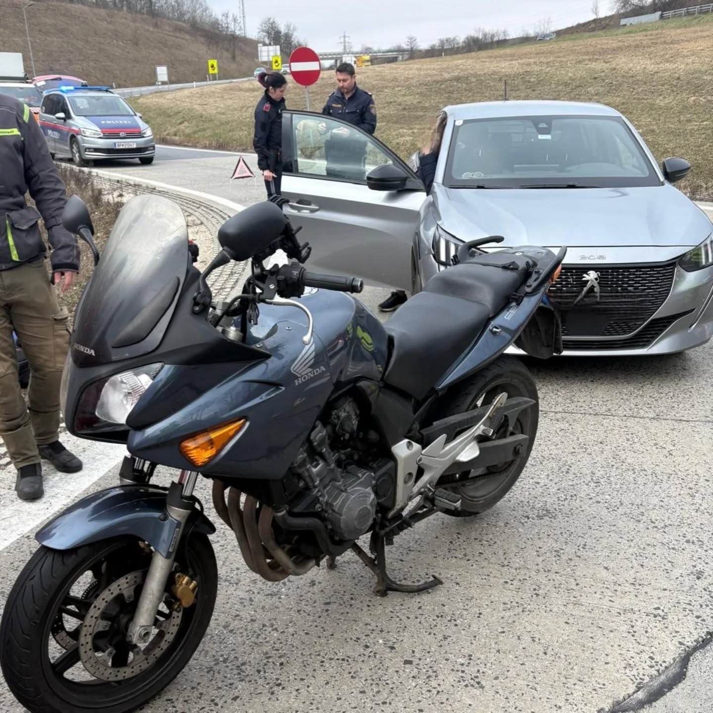 Verkehrsunfall PKW/Motorrad bei Autobahnabfahrt